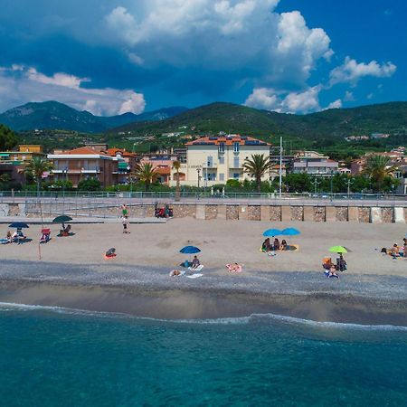 Residence Villa Carmen Fronte Mare A 50 Mt Pietra Ligure Exteriér fotografie