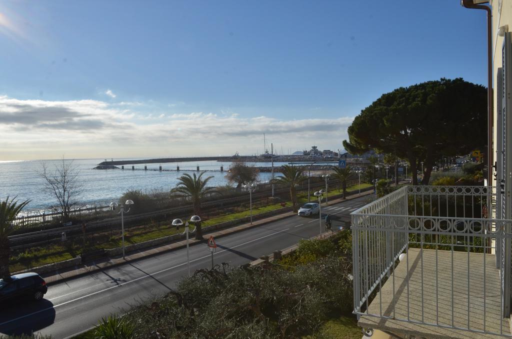 Residence Villa Carmen Fronte Mare A 50 Mt Pietra Ligure Exteriér fotografie