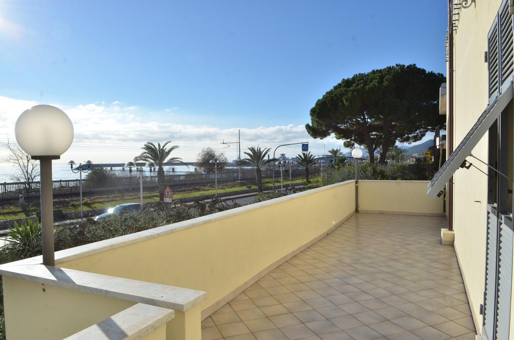 Residence Villa Carmen Fronte Mare A 50 Mt Pietra Ligure Exteriér fotografie