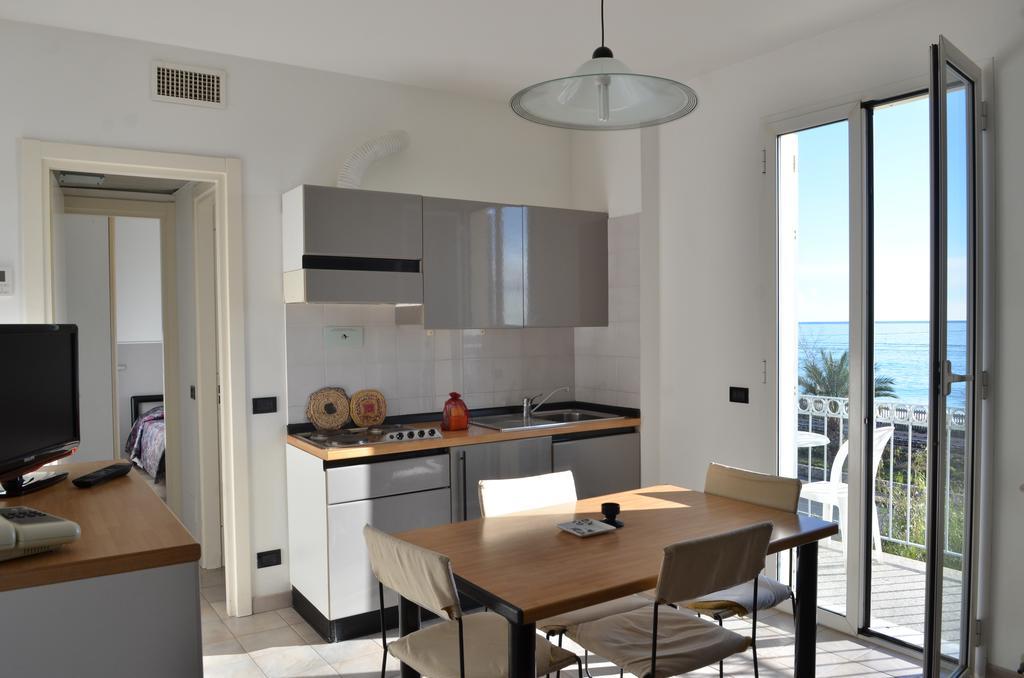 Residence Villa Carmen Fronte Mare A 50 Mt Pietra Ligure Exteriér fotografie
